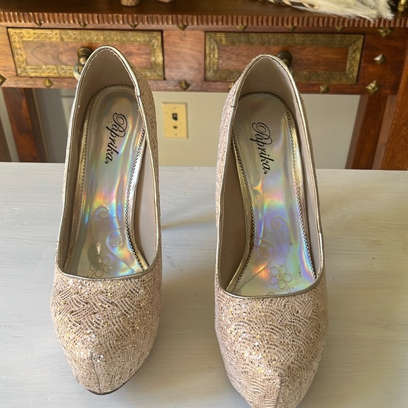 Beautiful Gold platform heels - Picture 1 of 4